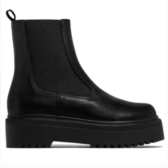 !! NEW !! Black Pull On Chelsea Lug Sole Boots - Picture 2 of 5
